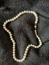 Collier en petites perles blanches