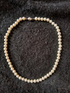 Collier en petites perles blanches