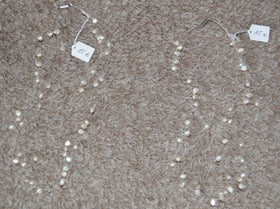 Collier à perles blanches espacées sur fils