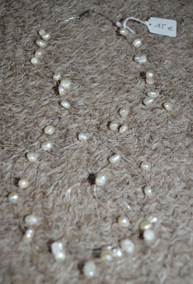 Collier à perles blanches espacées sur fils