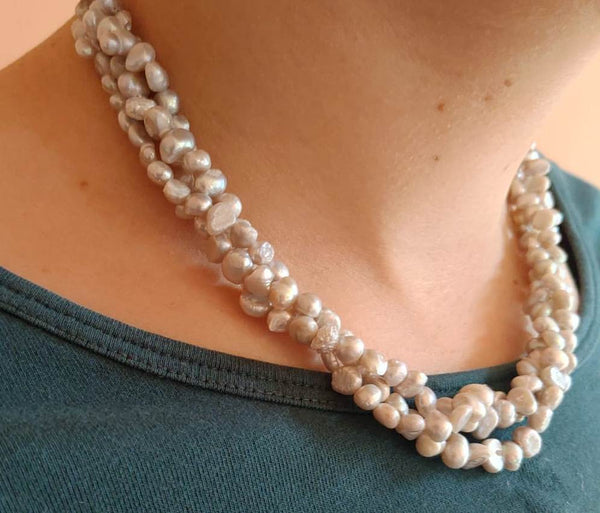 Collier perles irrégulières 3 rangs gris